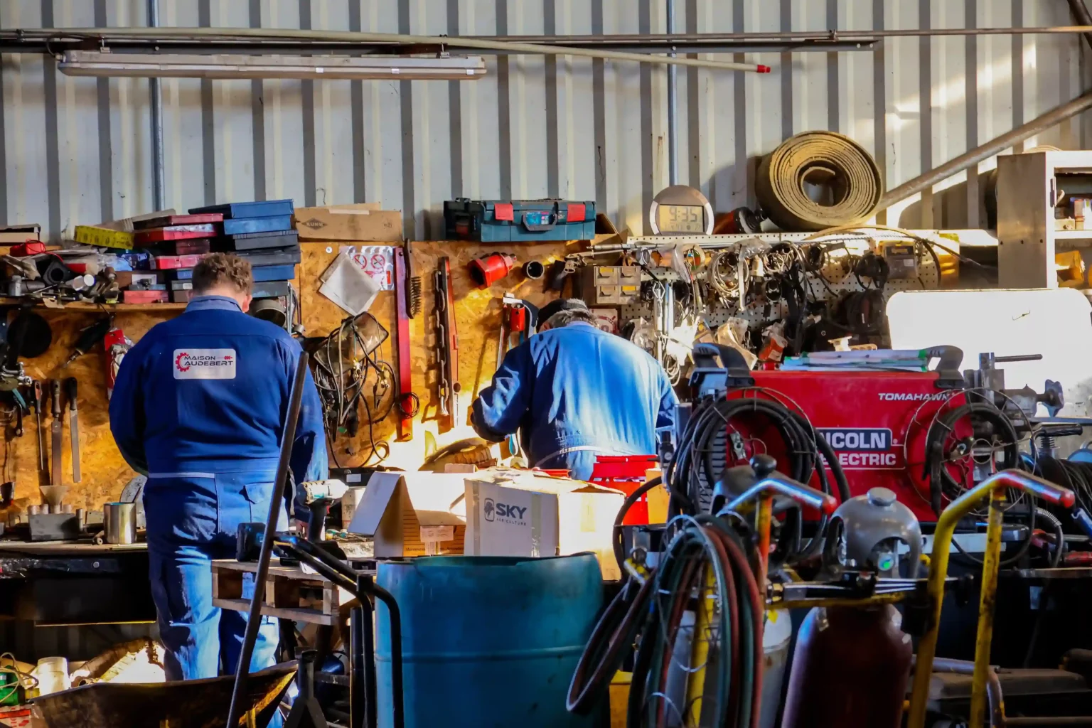 Techniciens Maison Audebert au travail dans l’atelier.