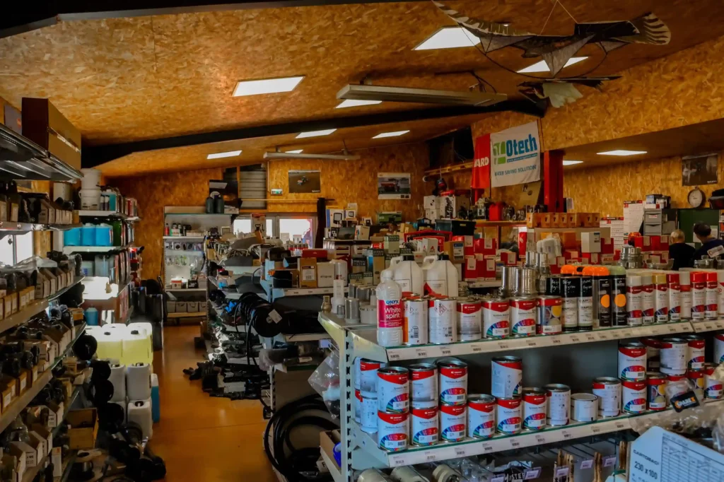 Rayons de pièces et fournitures du magasin Maison Audebert.
